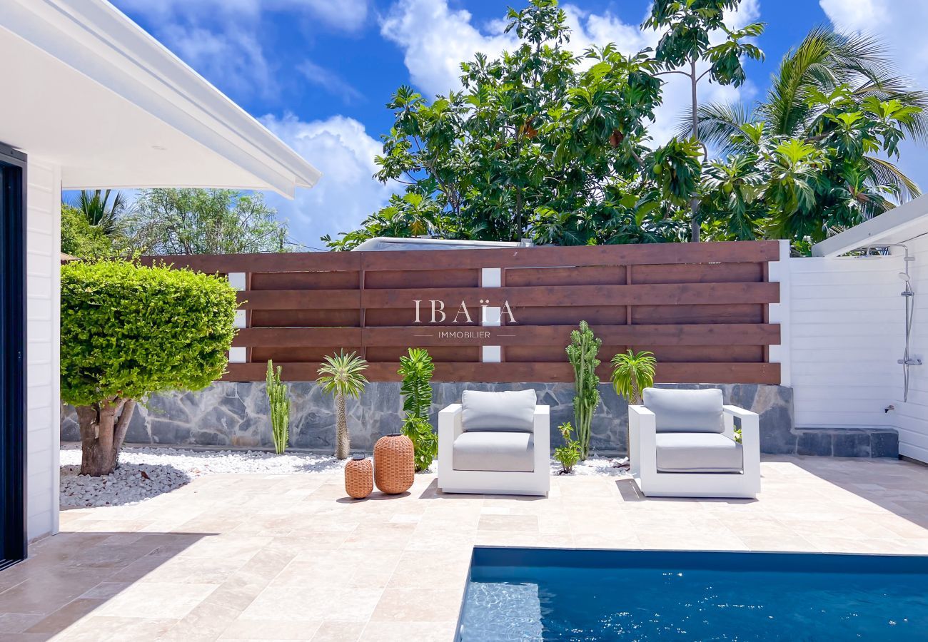 Terraza soleada con sillones de diseño