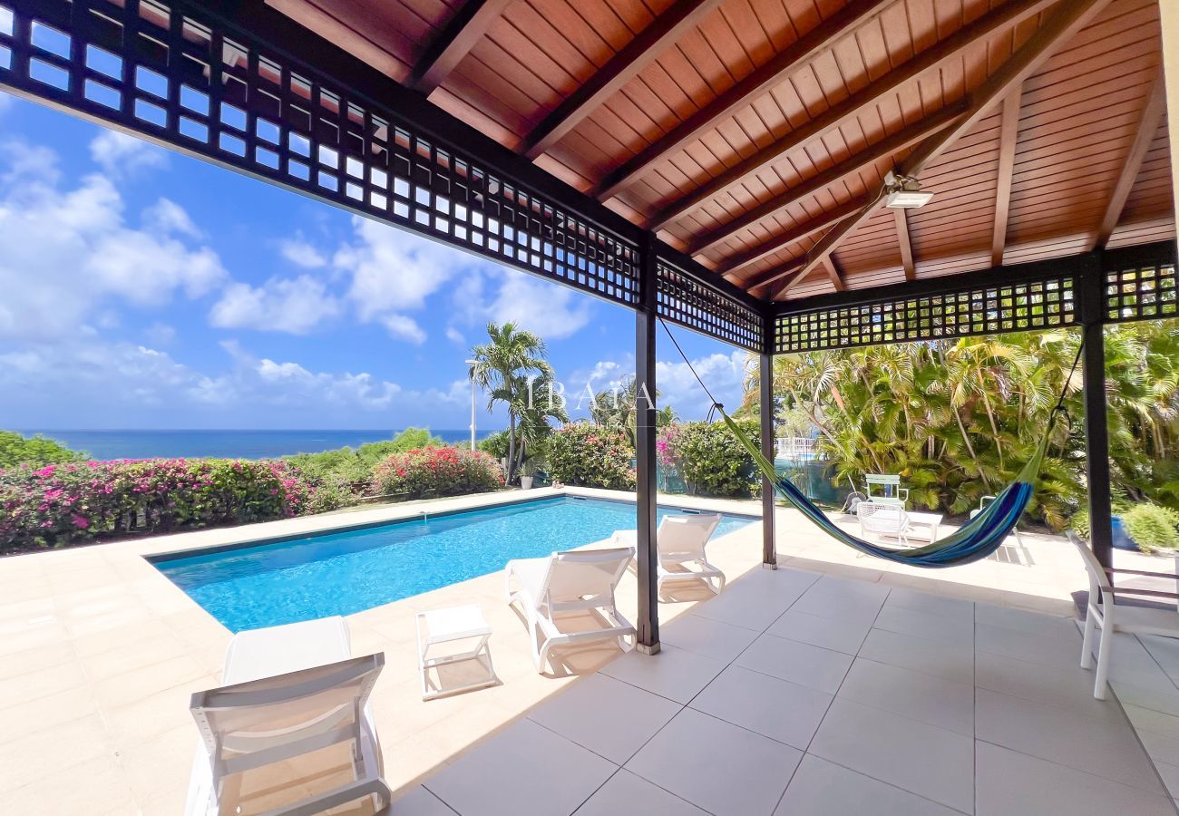 Terraza cubierta con hamaca y piscina, Villa Lagonys Le Gosier