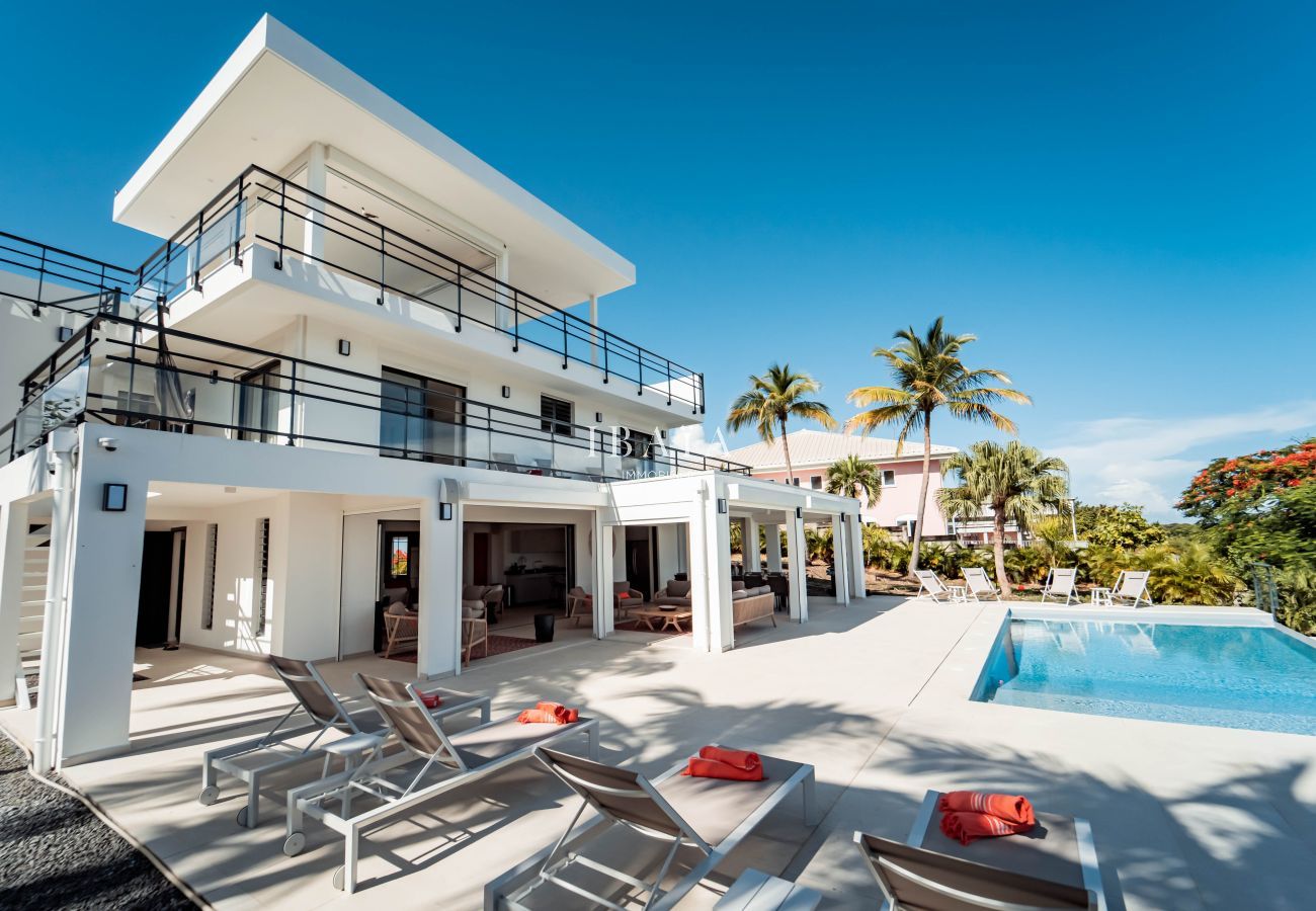 Villa Julia en Sainte-Anne con piscina privada y diseño moderno