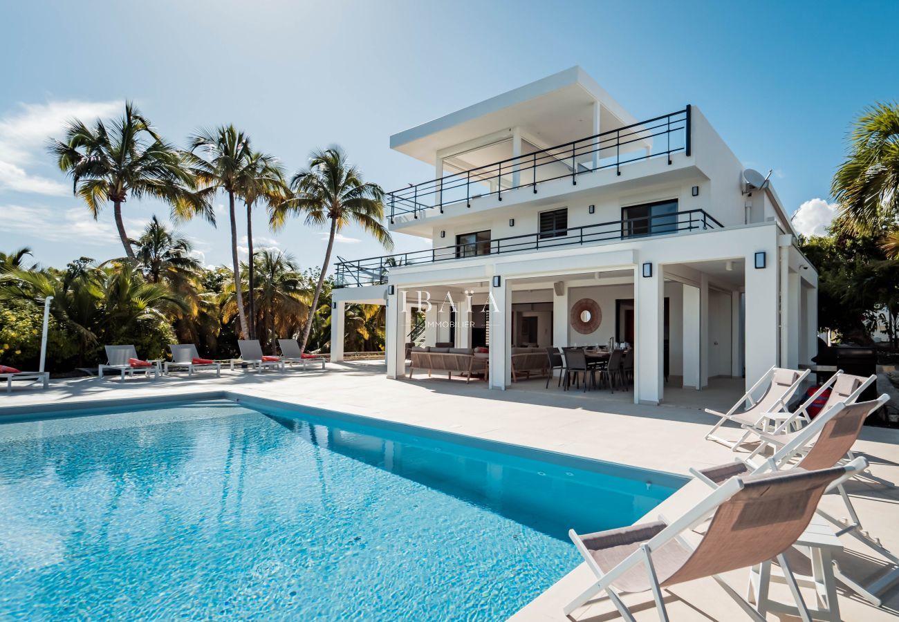 Villa Julia en Sainte-Anne: arquitectura moderna y piscina privada