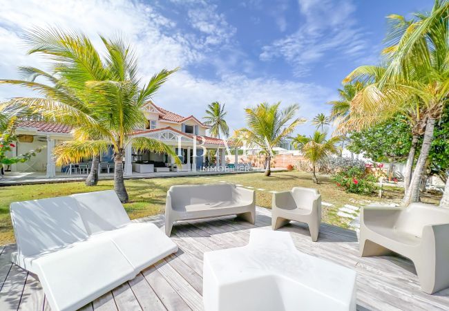 Une seconde terrasse idéale pour un moment de détente entre amis