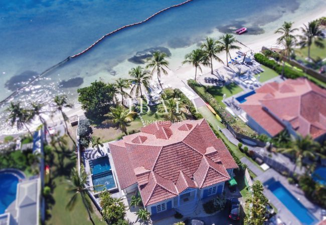 Vue drone de la villa avec plage, piscine, jardin tropical et mer du lagon de Saint-François dans une location haut de gamme aux Antilles