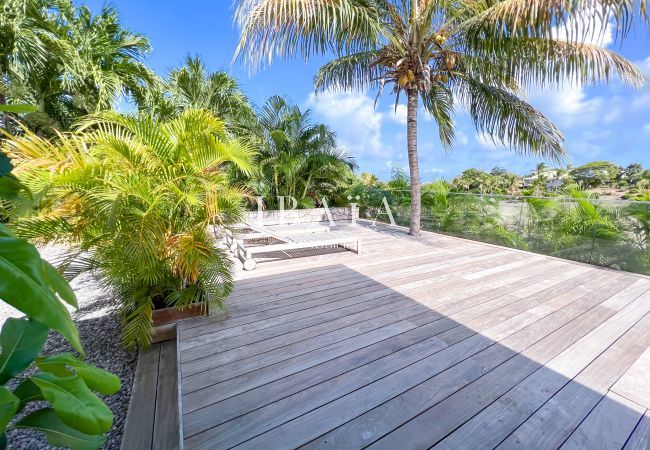 Agréable terrasse sans vis à vis avec cocotier et vue sur le golf