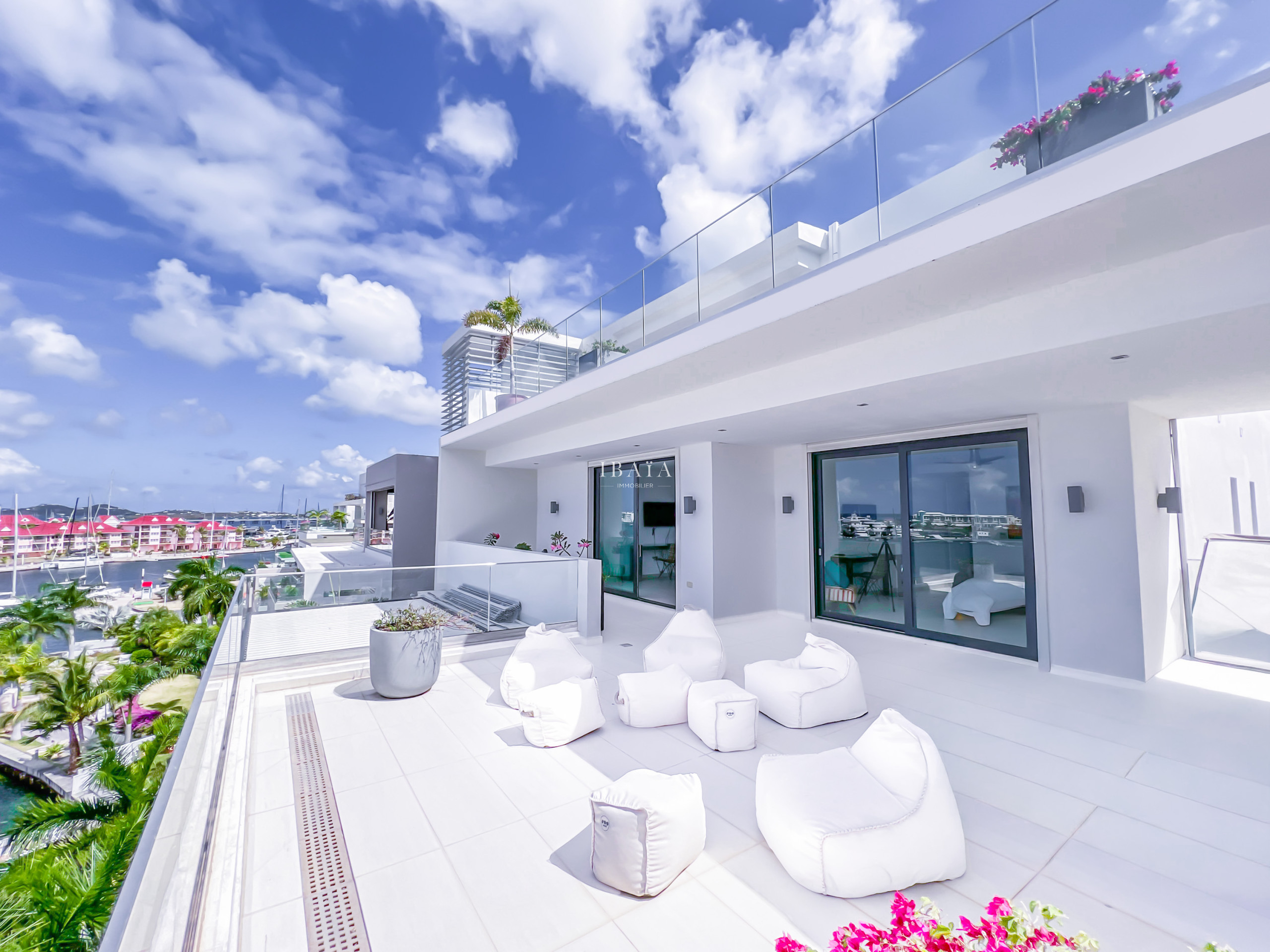 Vue sur la terrasse et accès direct aux chambres, petit salon d'extérieur avec vue panoramique sur la terrasse du niveau supérieur
