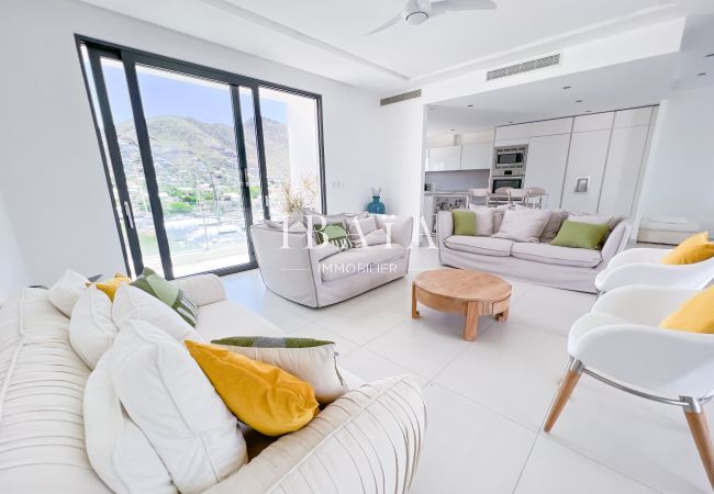 Vue du salon intérieur élégant avec une cuisine raffinée au fond dans une villa de luxe aux Antilles