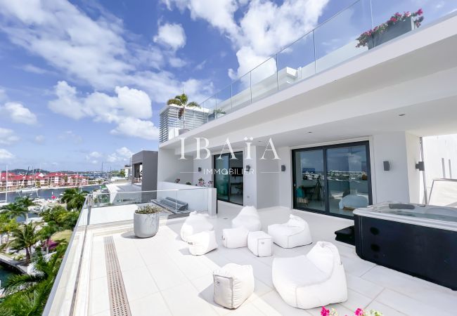 Vue sur la terrasse avec jacuzzi et accès direct aux chambres, petit salon d'extérieur avec vue panoramique sur la terrasse du niveau supérieur du pen