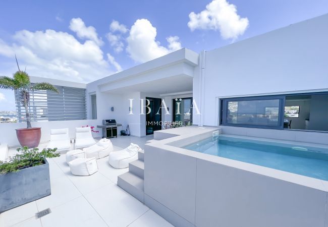 Terrasse confortable avec piscine et barbecue