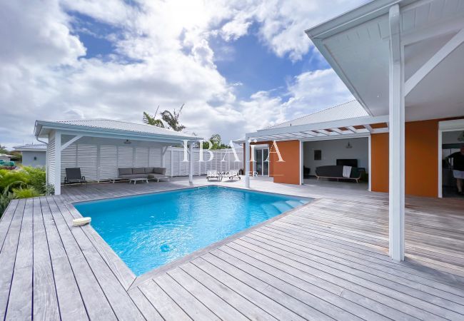 Trois espaces à vivre autour de la piscine