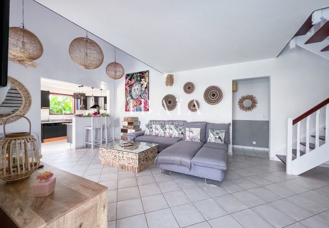 Salon intérieur avec méridienne avec meubles et décoration en bois