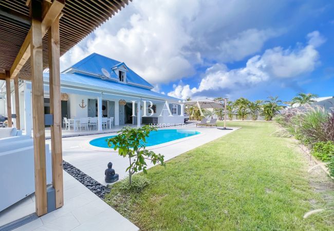 vue du jardin et de la piscine