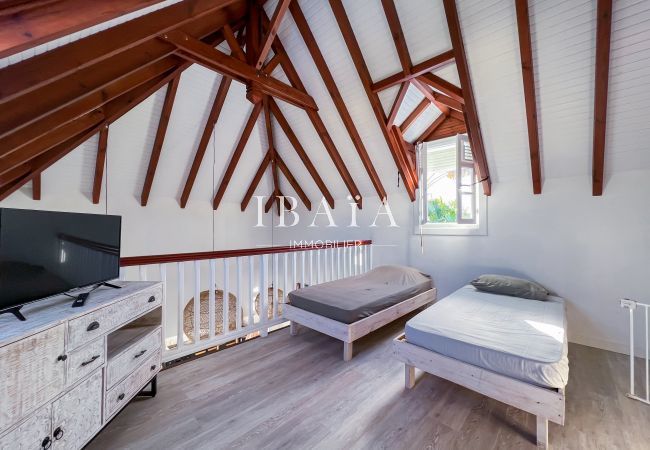 Chambres avec deux lits simples sur la mezzanine