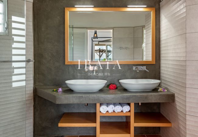Salle de bain avec double vasque et douche à l'italienne