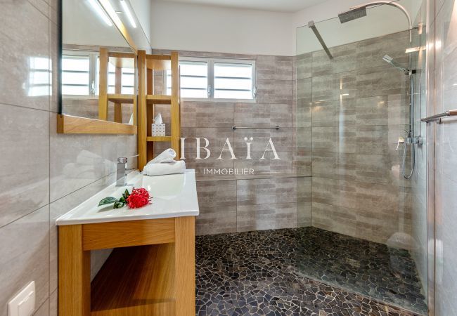 Salle de bain avec douche à l'italienne