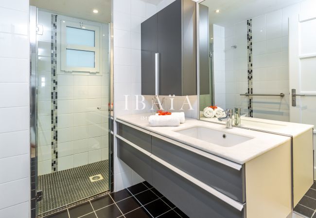 Large salle de bain avec vasque et douche à l'italienne