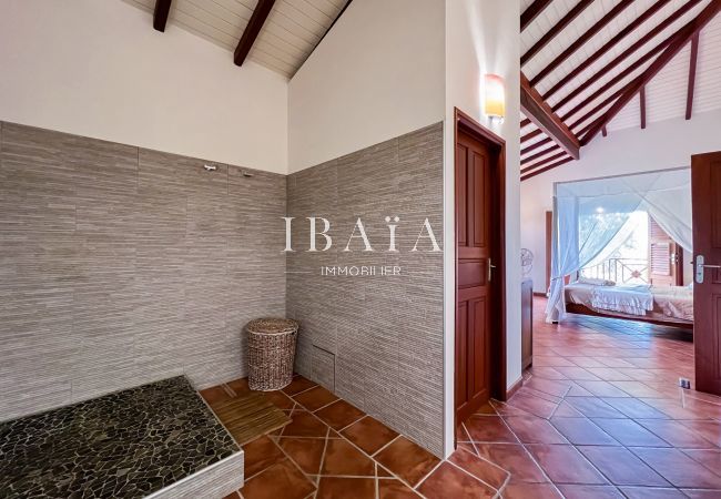 Grande salle de bains avec douche à l'italienne et boiserie apparente