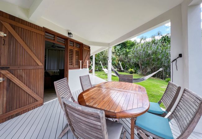 Table de salle à manger et chaises en bois sur la terrasse