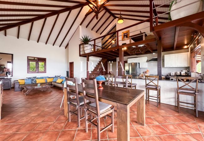 Grande pièce à vivre avec table à manger, cuisine ouverte et loggia avec bureau et petit salon