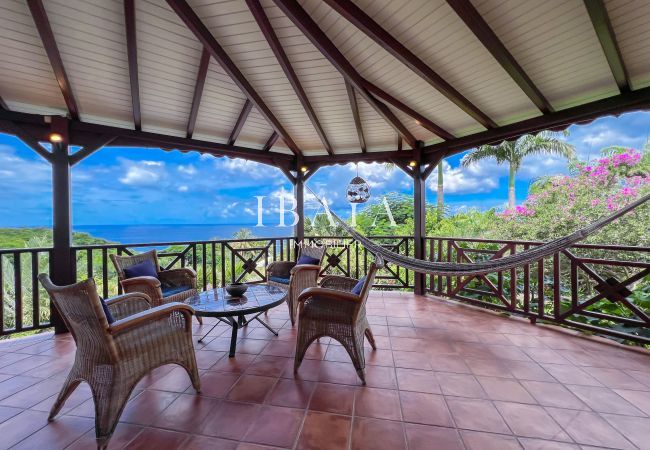 Grande terrasse protégée avec vue sur la mer