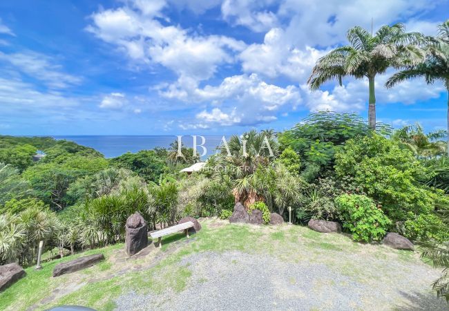 Superbe vue sur la piscine et la mer depuis la terrasse de la villa Karumaya