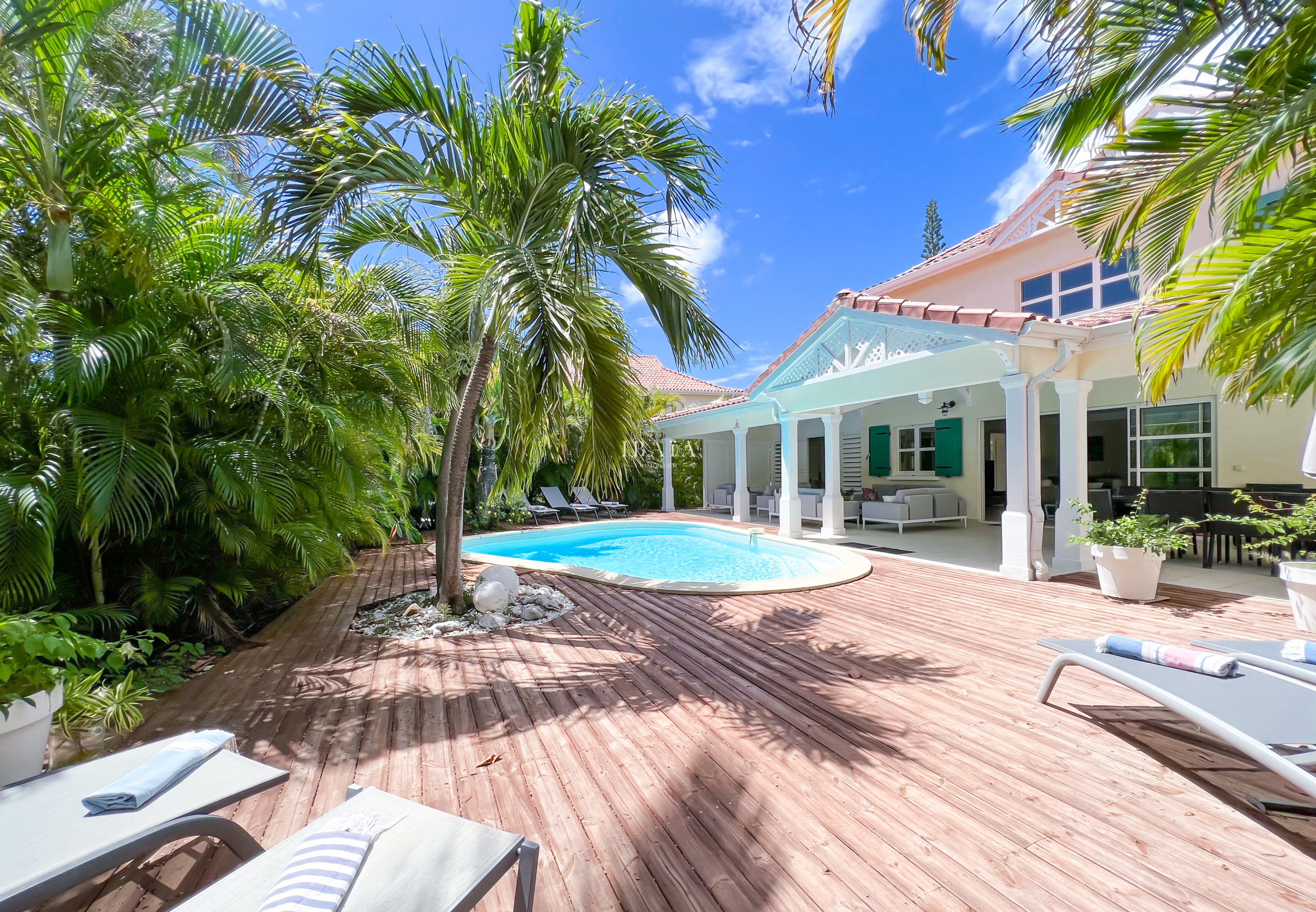 Grande terrasse privative et piscine au milieu de la végétation