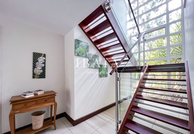 Escalier permettant de se rendre aux chambres du 1er étage