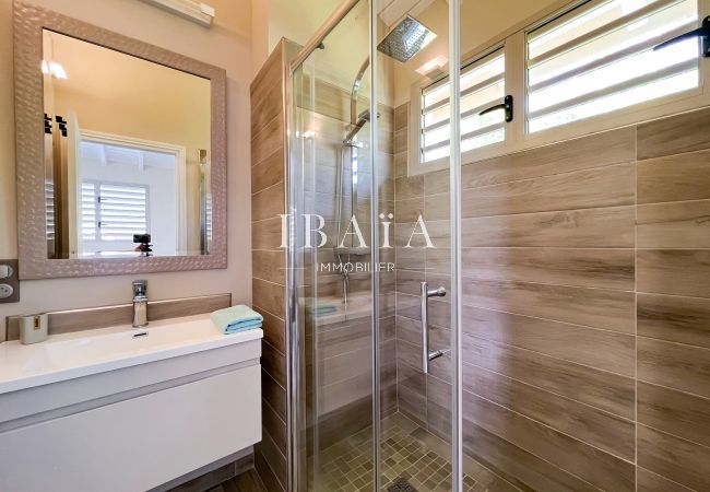 Salle de bain avec vasque et douche à l'italienne