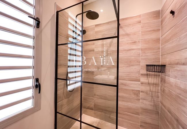 Salle de bain avec vasque et douche à l'italienne