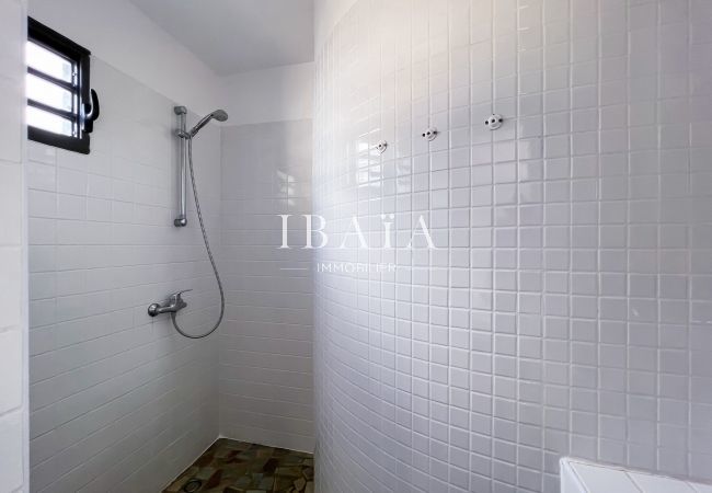Salle de bain avec douche italienne et grande vasque
