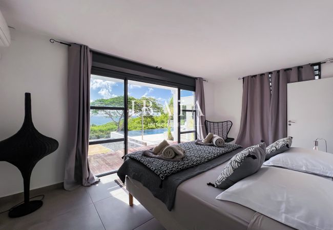 Grande chambre avec vue sur la piscine et vue mer