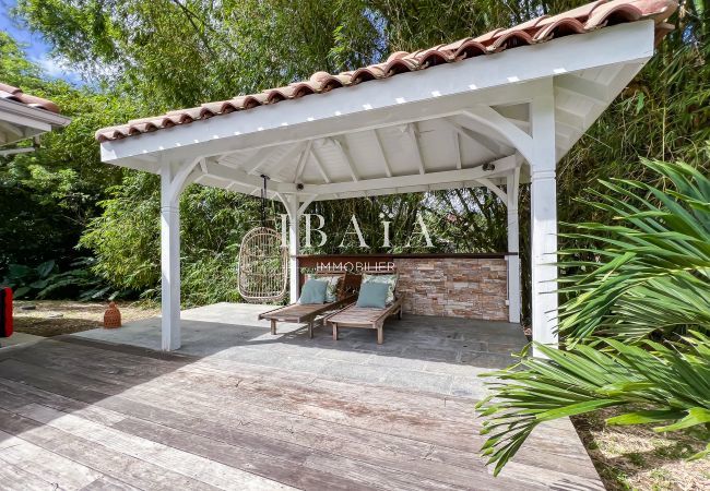 Pergola et toit en tuile avec mobilier de jardin en bois