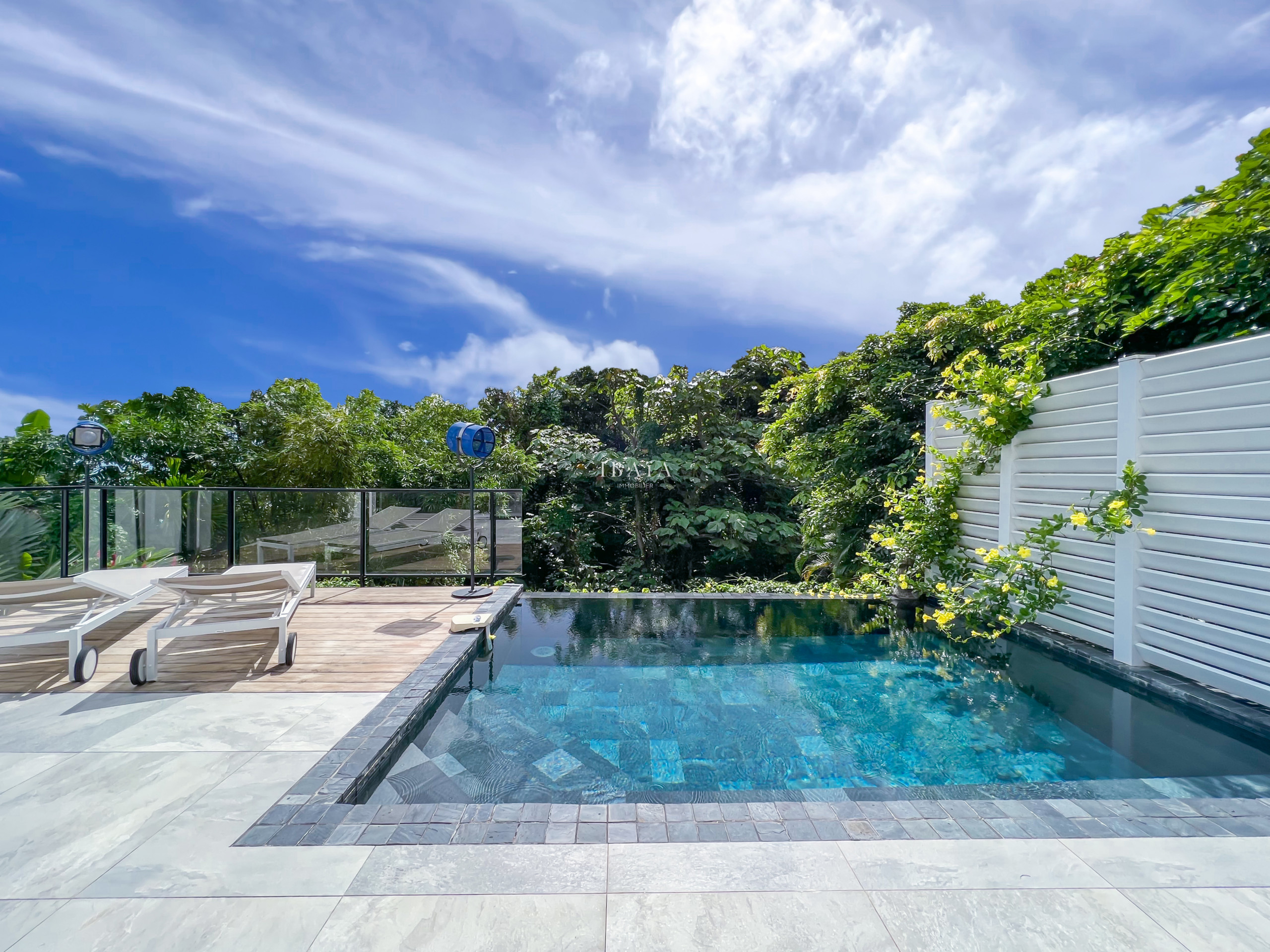 Splendide piscine à débordement s'inspirant du style de Bali