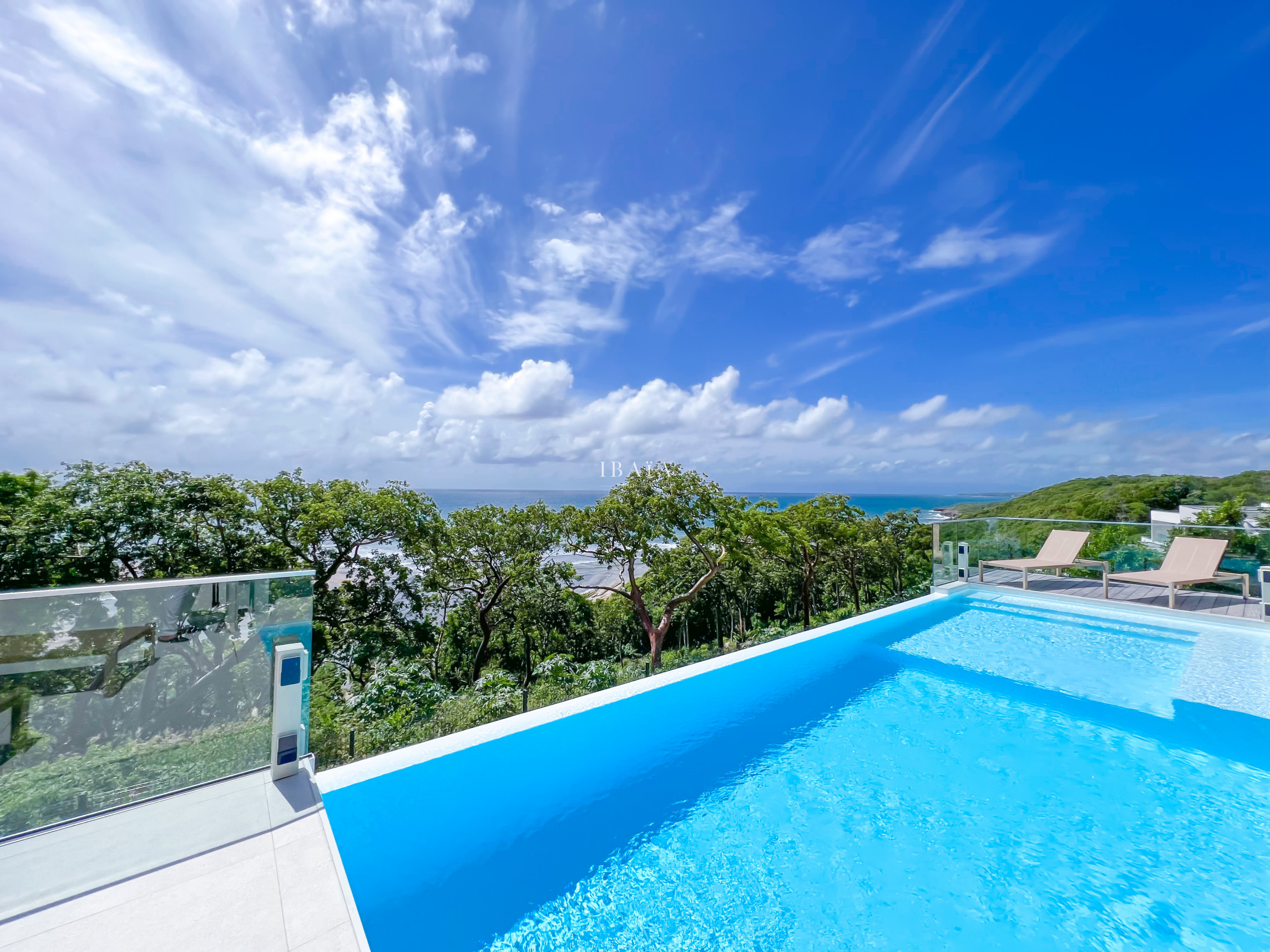 Superbe piscine à débordement avec vue mer