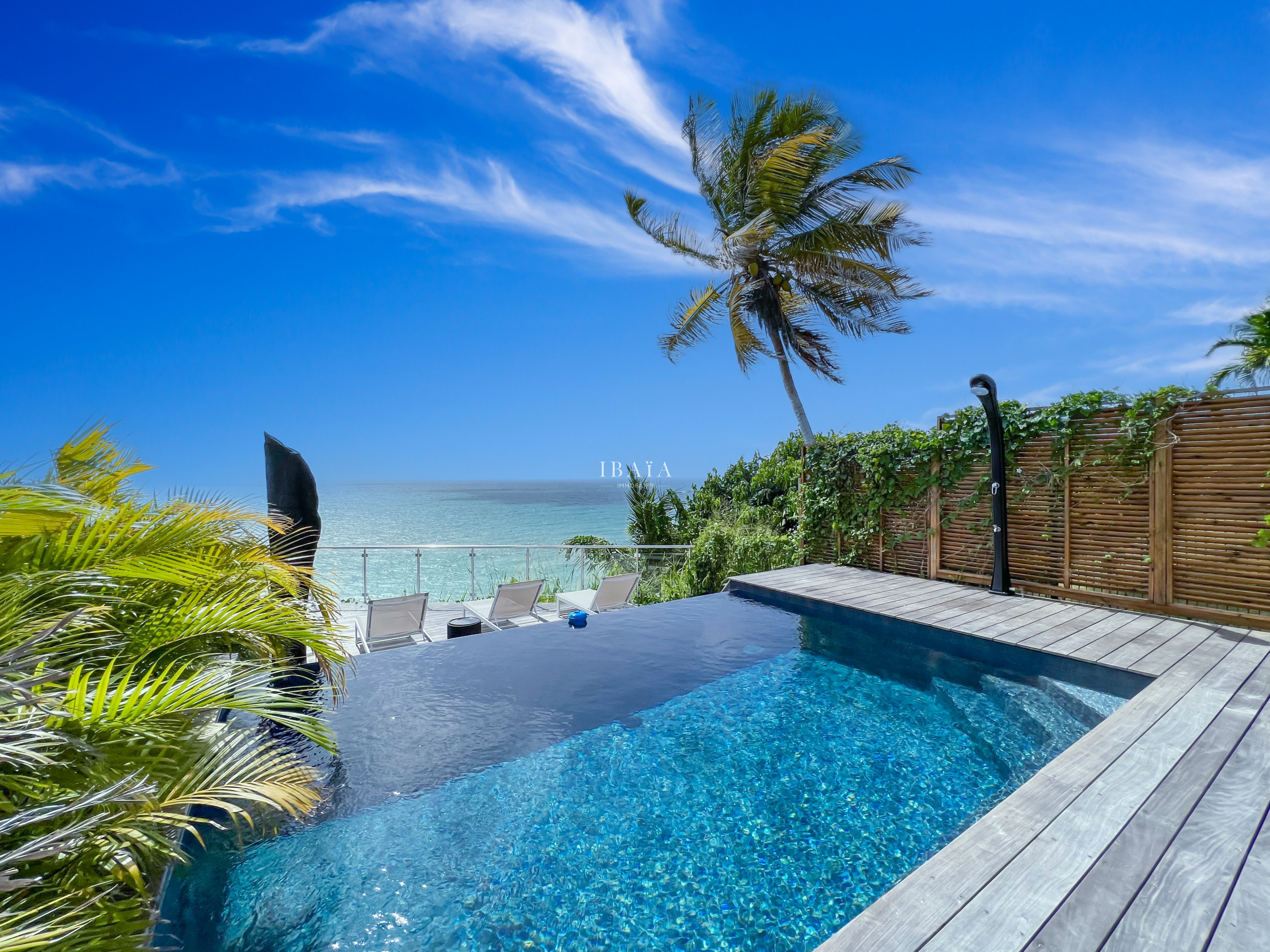 Superbe vue sur l'océan et la piscine depuis la terrasse