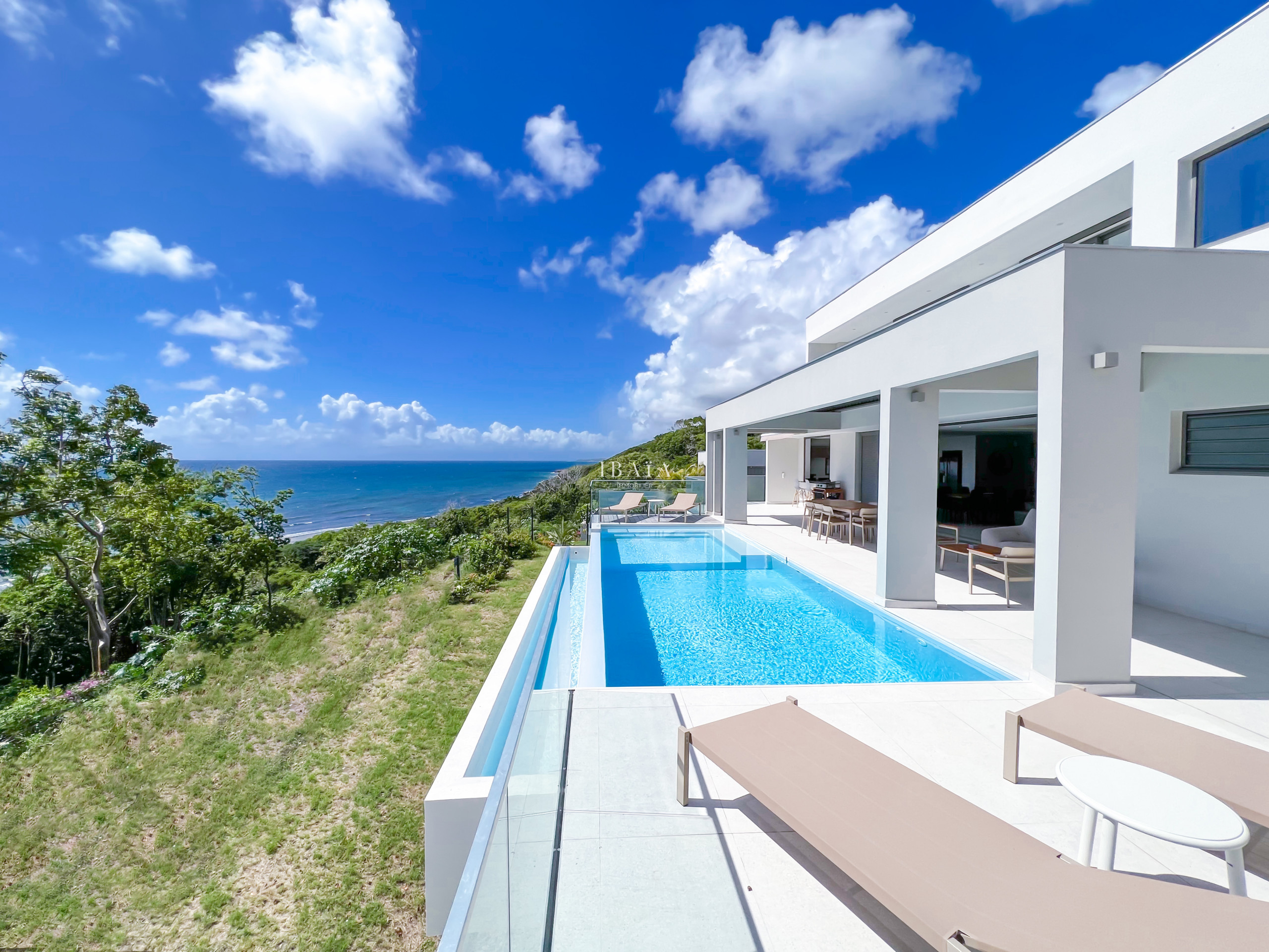 Vue de la piscine terrasse et de l'océan