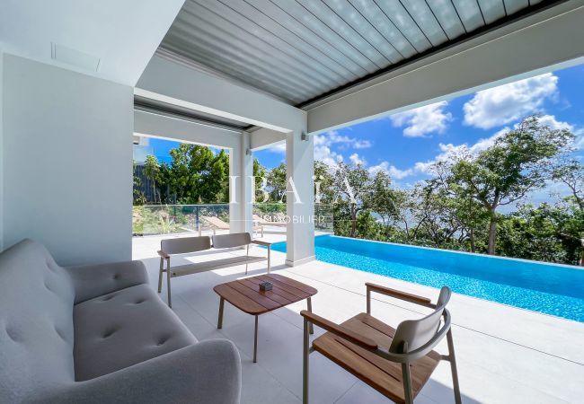 Salon extérieur devant la piscine à débordement