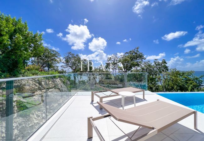 Bain de soleil sur les transats au bord de la piscine