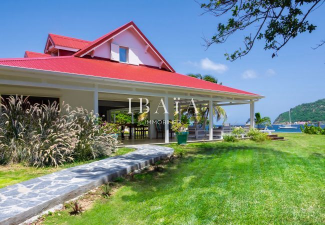 Location de vacances de style colonial avec vue sur le jardin et l'océan