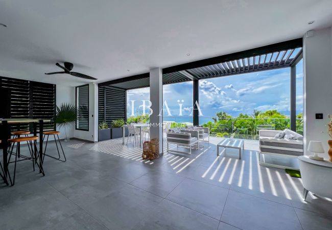 Vue de la terrasse avec pergola bioclimatique et salon