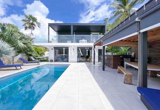 Superbe piscine et pergola équipée avec une cuisine équipée et table à manger