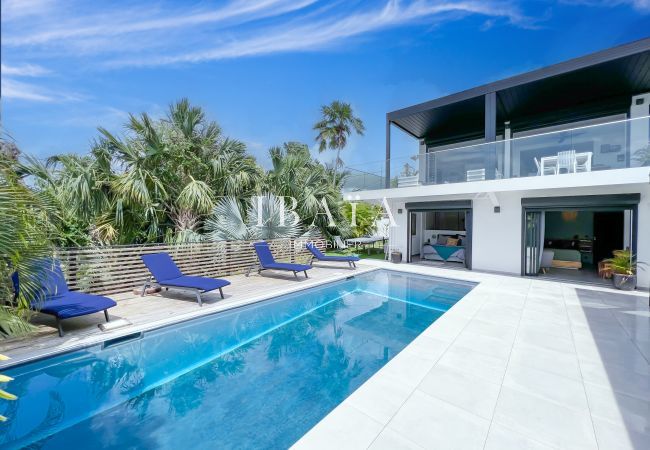 Piscine et transats pour profiter d'un bain de soleil