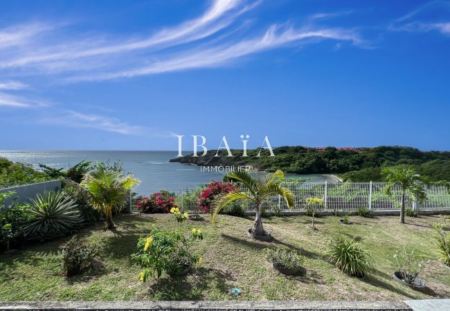 Jardin tropical entretenu et avec vue sur l'océan