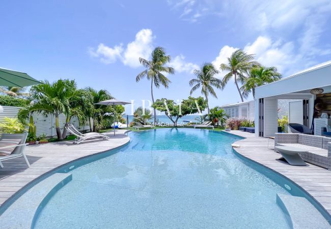 Piscine à débordement aux formes arrondies avec vue sur la mer