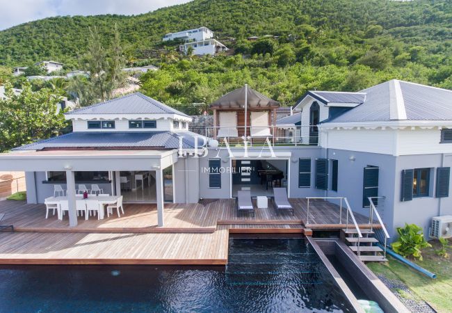 Villa luxe piscine débordement montagne tropicale