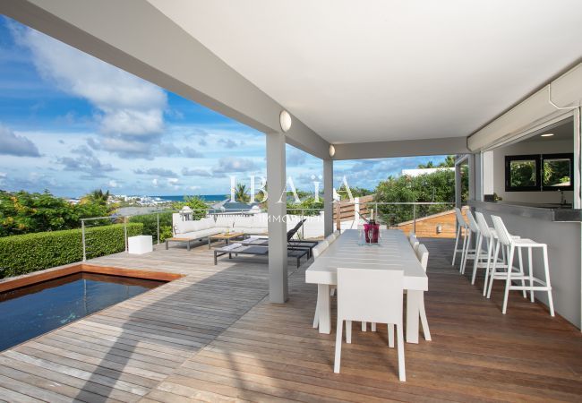 Table salle à manger terrasse piscine vue mer bar cuisine chaises hautes