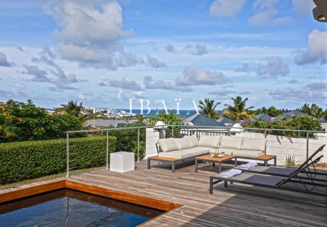 Salon de jardin terrasse bois piscine vue mer