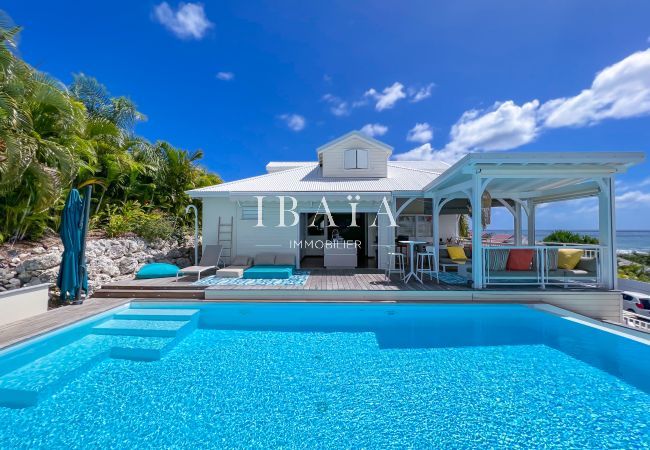 Piscine villa haut de gamme terrasse bois carbet salon de jardin