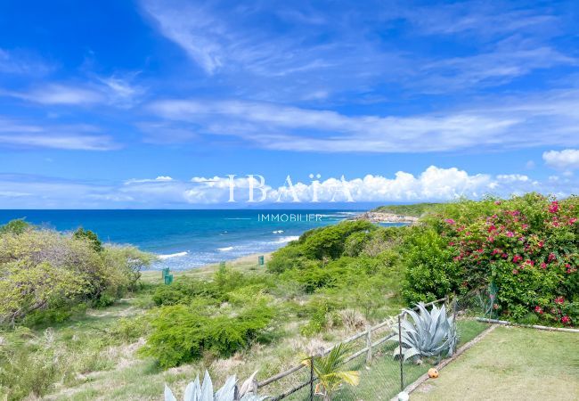 Vue depuis le jardin sur la mer sans vis-à-vis ni voisins dans notre villa haut de gamme aux Antilles