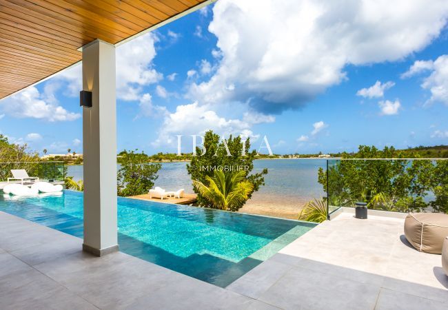 Superbe vue sur la piscine et la mer depuis la terrasse dans notre villa haut de gamme aux Antilles