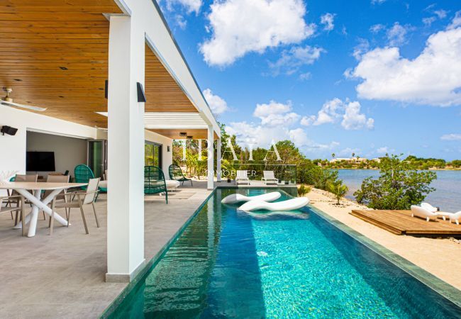 Vue de la piscine, de la terrasse et de la mer dans notre villa haut de gamme aux Antilles