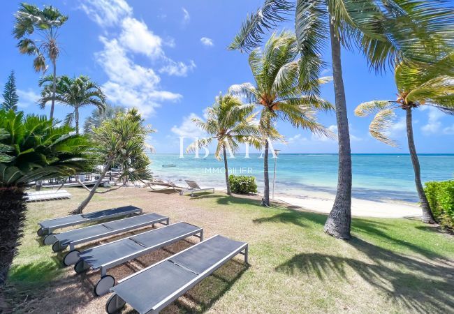 Transats au bord de la mer - Villa haut de gamme aux Antilles